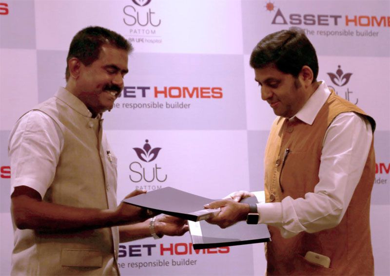 Mr. V. Sunil Kumar and Mr. Sudhakar Jayaram exchanging the documents to convert Pattom Campus to Healthcare / Residential Hub with international standards.